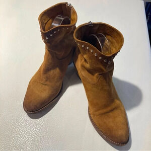 NOUVELLE  Sz 39 Made in Italy Pull On Western Suede Studded Stacked Heel Booties